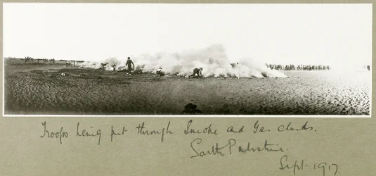 Troepen worden door rook en gaswolk geleid, Zuid-Palestina, september 1917
